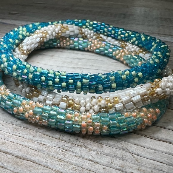 😻 Set of 3 aid-through-trade roll on bracelets! Pretty colors, lovely beadwork - Picture 3 of 6